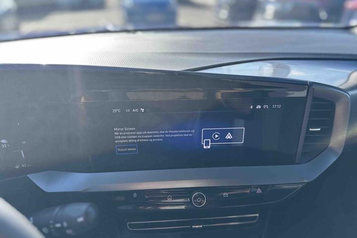 Blå Opel Mokka-e fra 2025