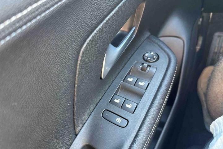 Blå Opel Mokka-e fra 2025