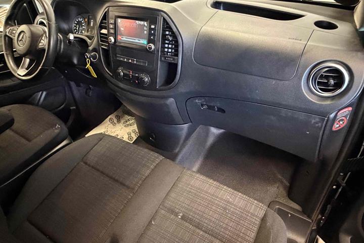 Sort Mercedes Vito 114 fra 2019
