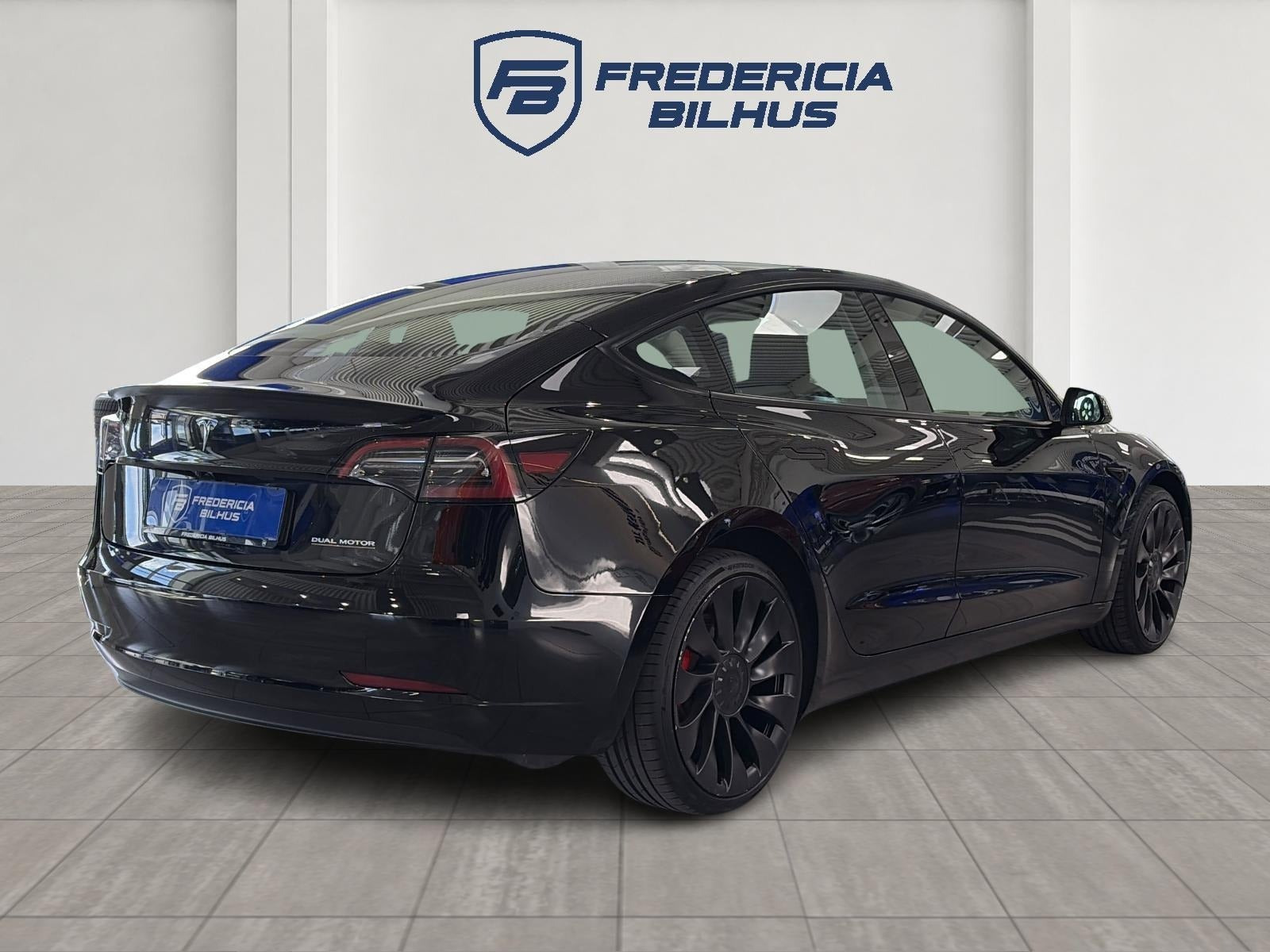 Sort Tesla Model 3 fra 2023