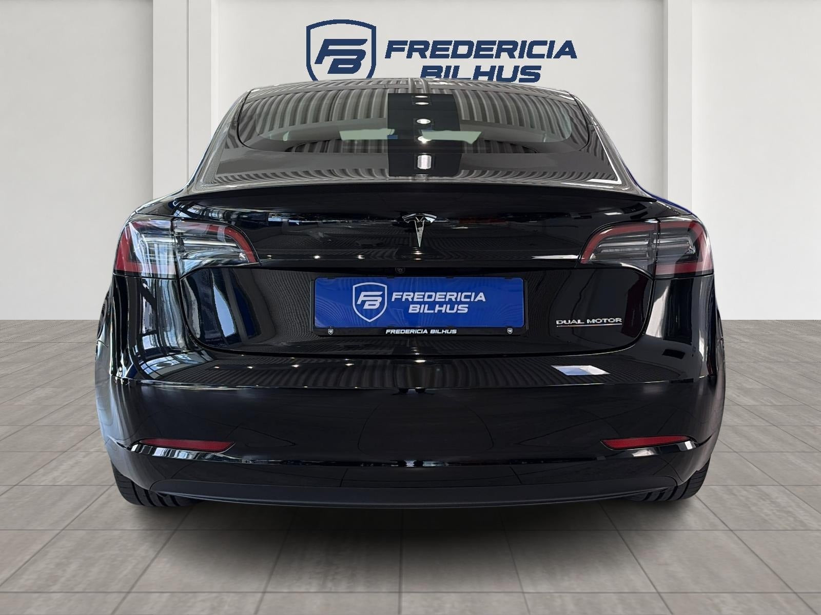 Sort Tesla Model 3 fra 2023