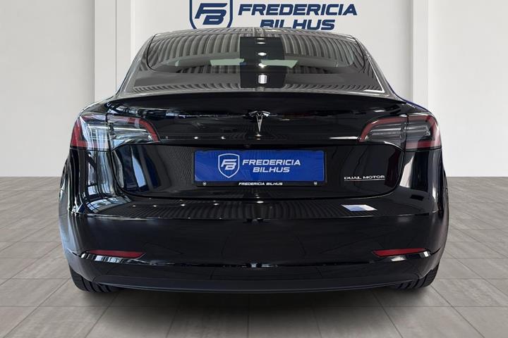 Sort Tesla Model 3 fra 2023