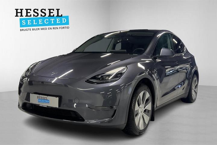 Grå Tesla Model Y fra 2022 set udefra