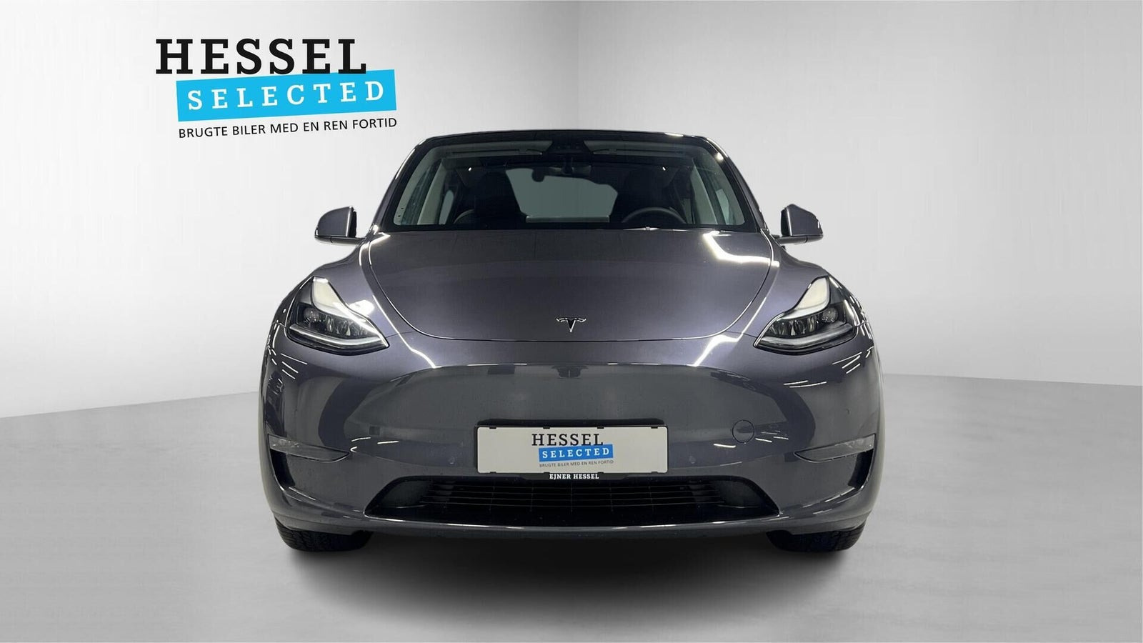 Grå Tesla Model Y fra 2022