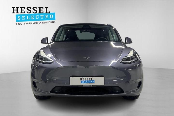 Grå Tesla Model Y fra 2022
