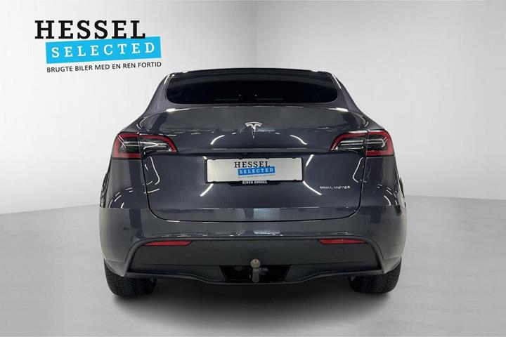 Grå Tesla Model Y fra 2022