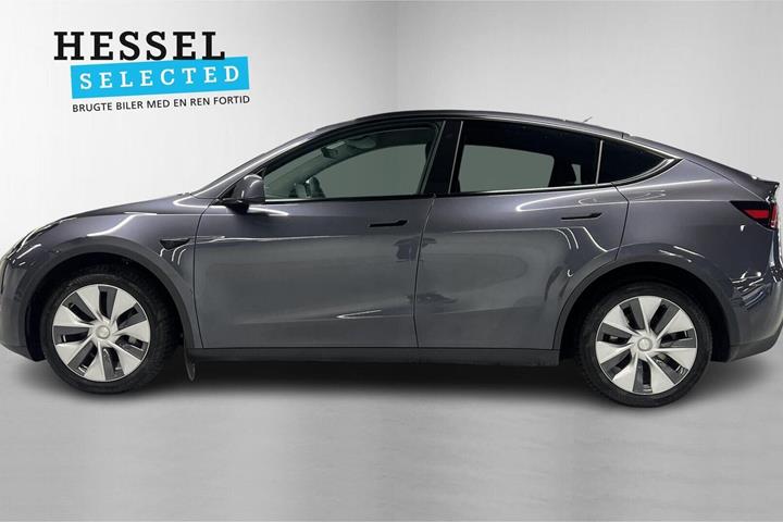 Grå Tesla Model Y fra 2022