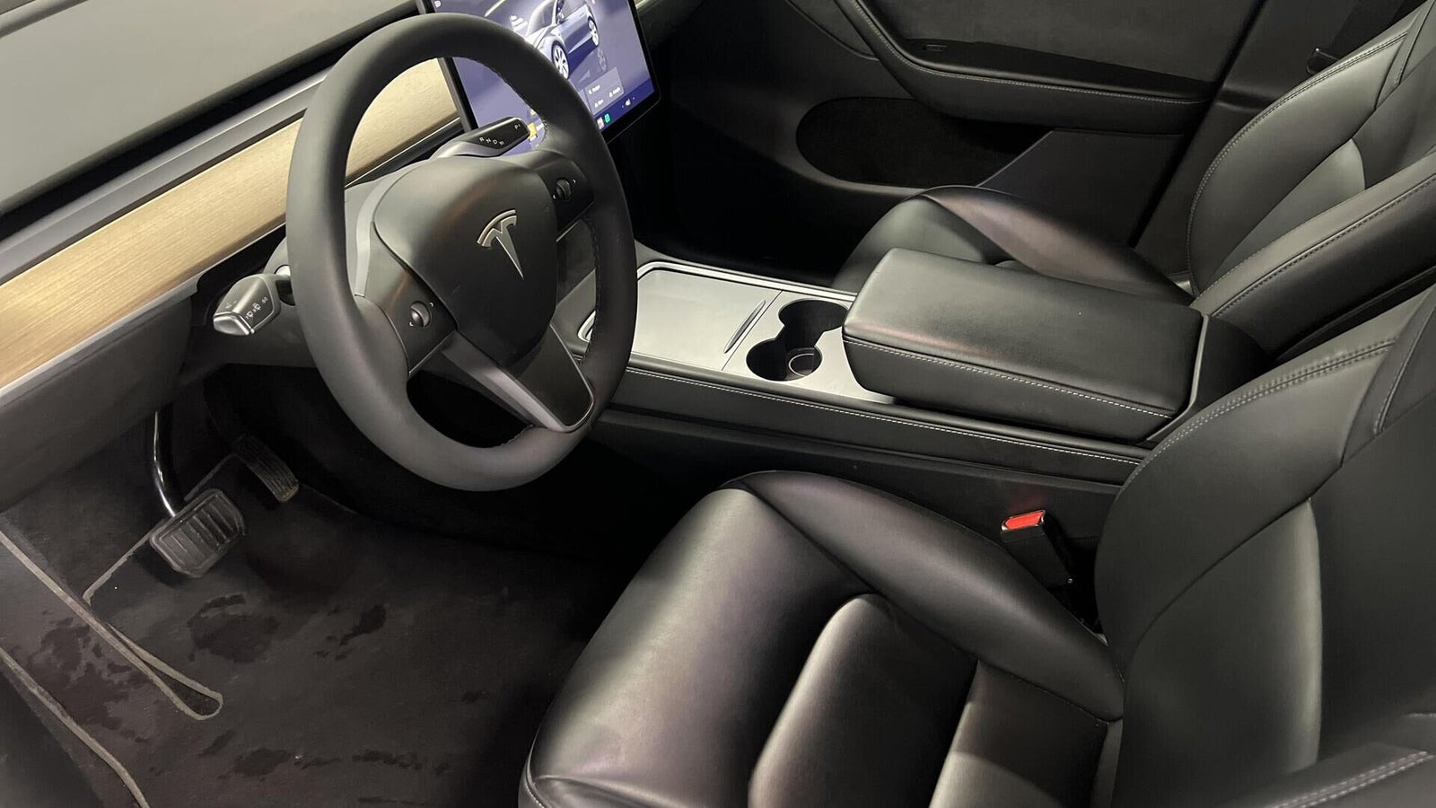 Grå Tesla Model Y fra 2022