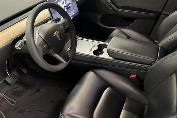 Grå Tesla Model Y fra 2022