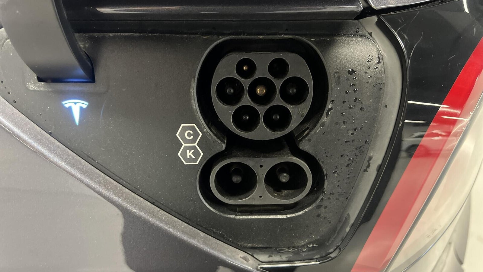 Grå Tesla Model Y fra 2022