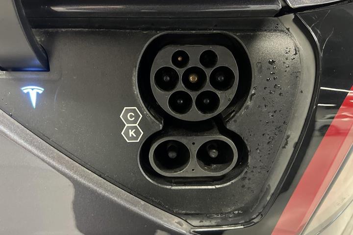Grå Tesla Model Y fra 2022