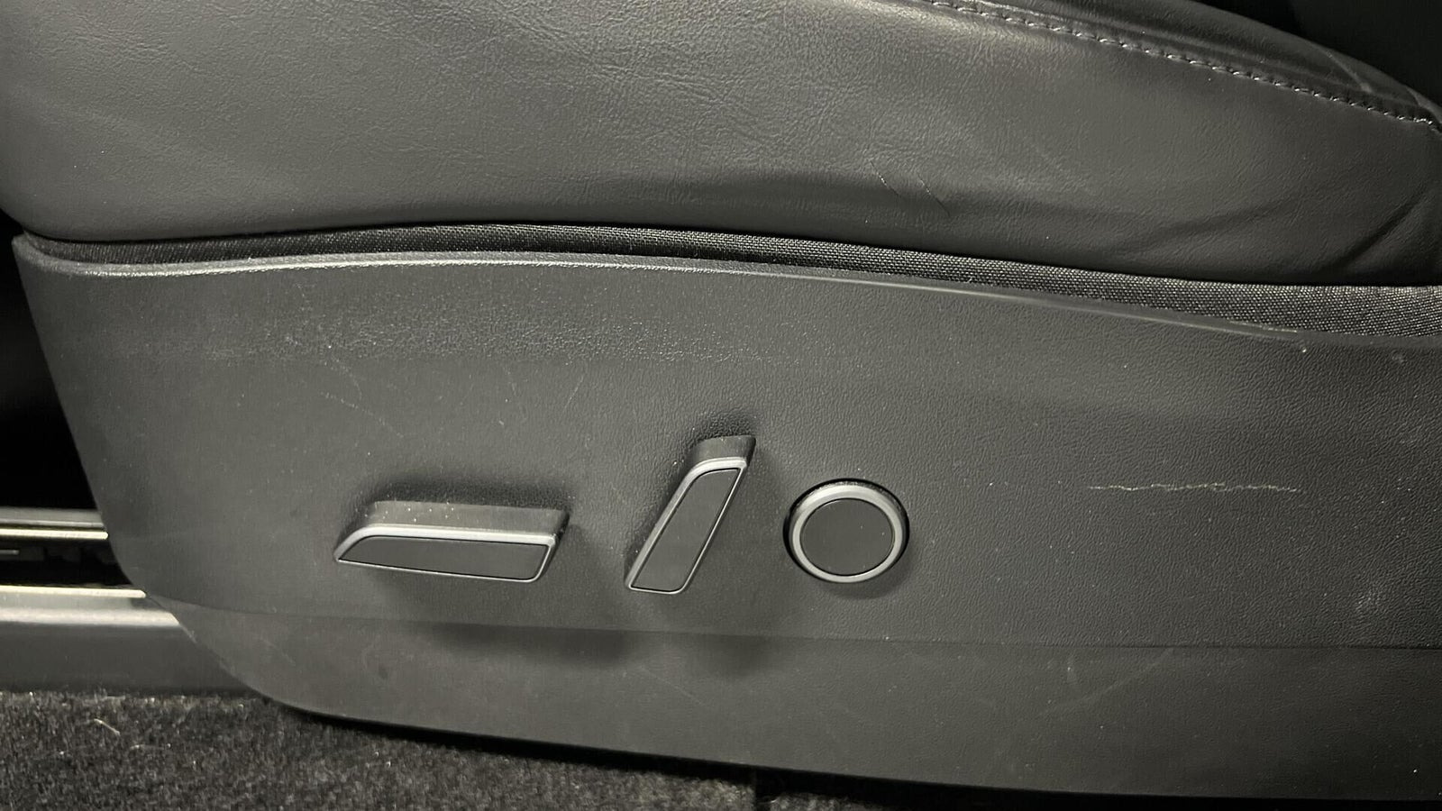 Grå Tesla Model Y fra 2022