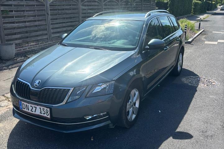 Grå Skoda Octavia fra 2019