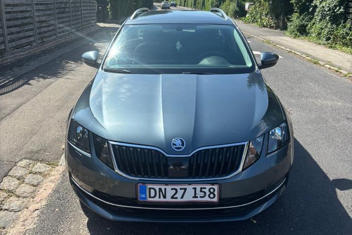 Grå Skoda Octavia fra 2019