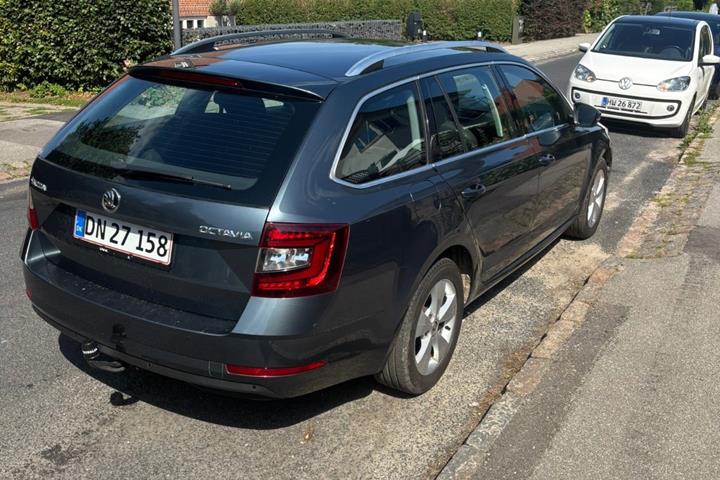 Grå Skoda Octavia fra 2019