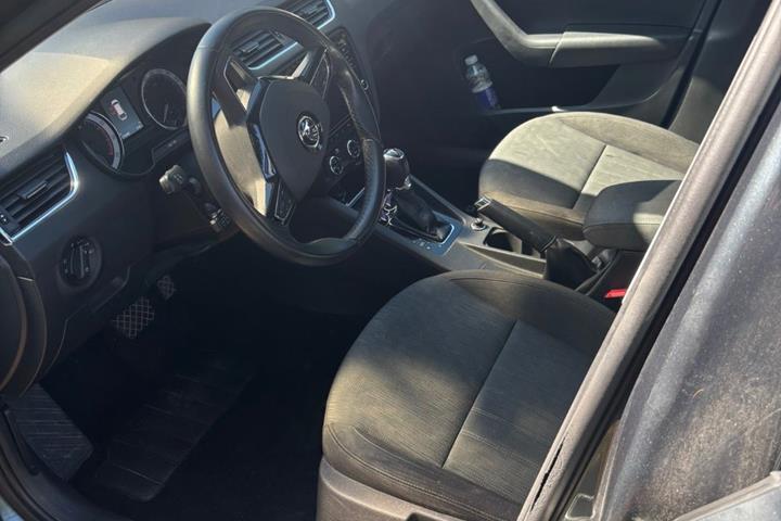 Grå Skoda Octavia fra 2019