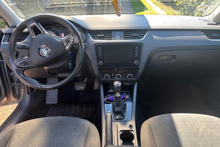 Grå Skoda Octavia fra 2019