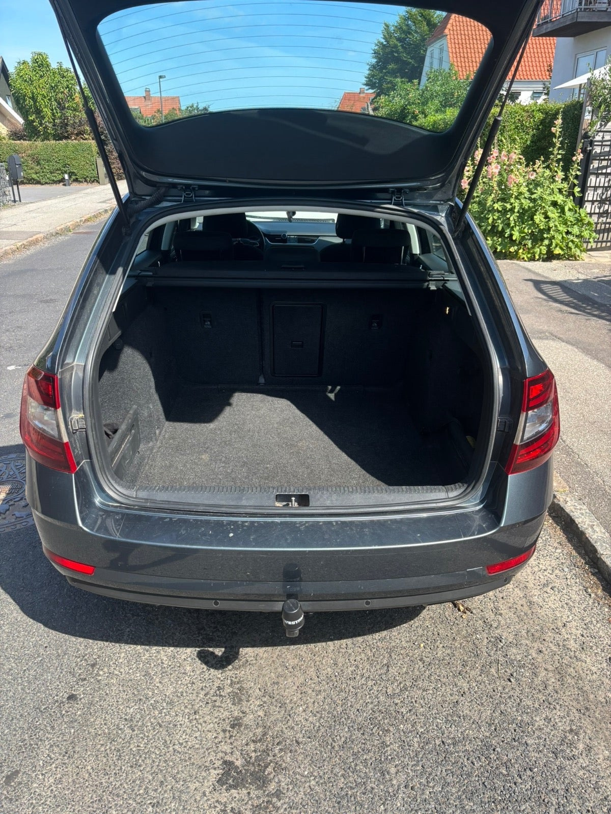Grå Skoda Octavia fra 2019