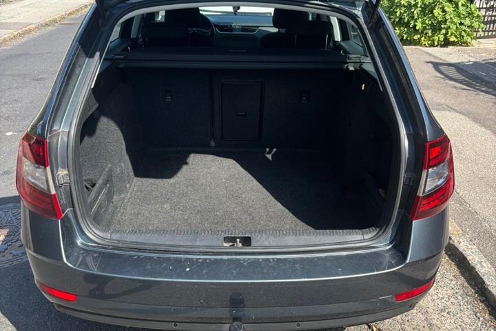 Grå Skoda Octavia fra 2019
