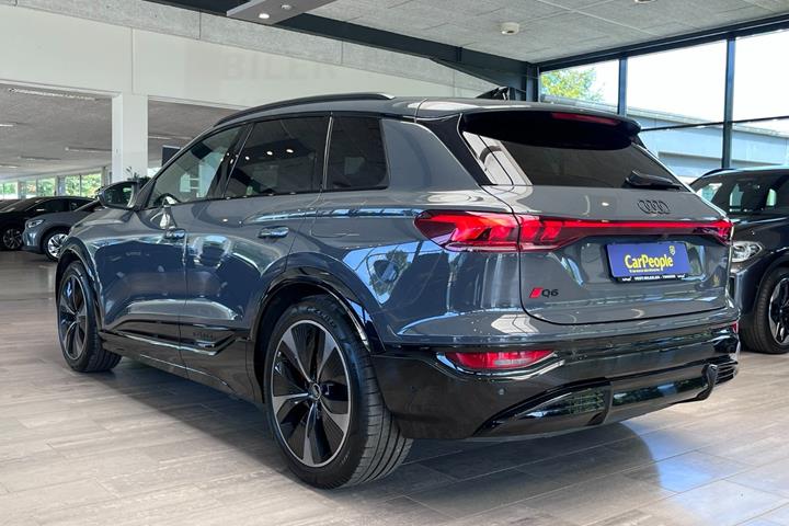 Grå Audi Q6 e-tron fra 2025
