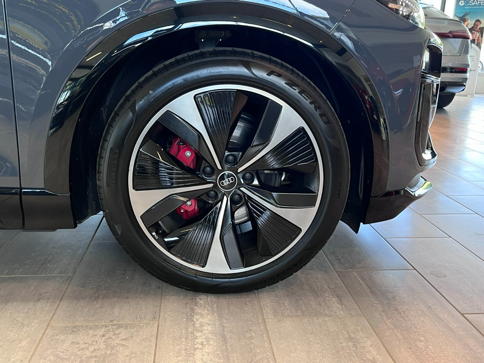 Grå Audi Q6 e-tron fra 2025