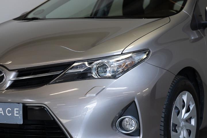Grå Toyota Auris fra 2012