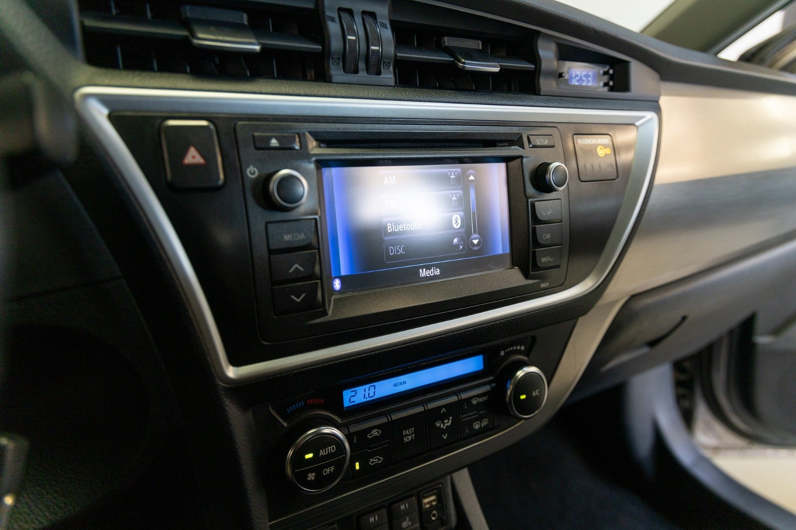 Grå Toyota Auris fra 2014