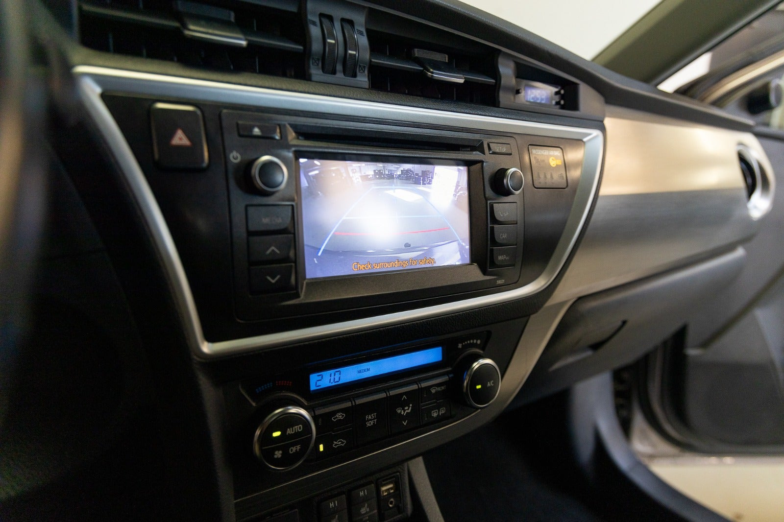 Grå Toyota Auris fra 2012