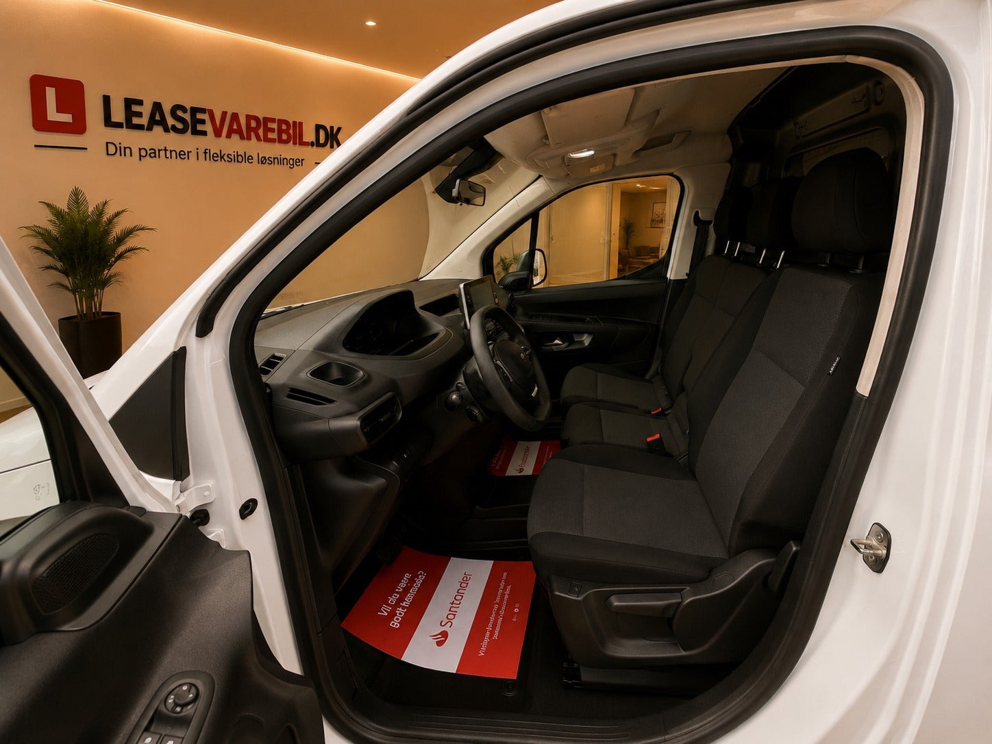 Hvid Peugeot Partner fra 2021