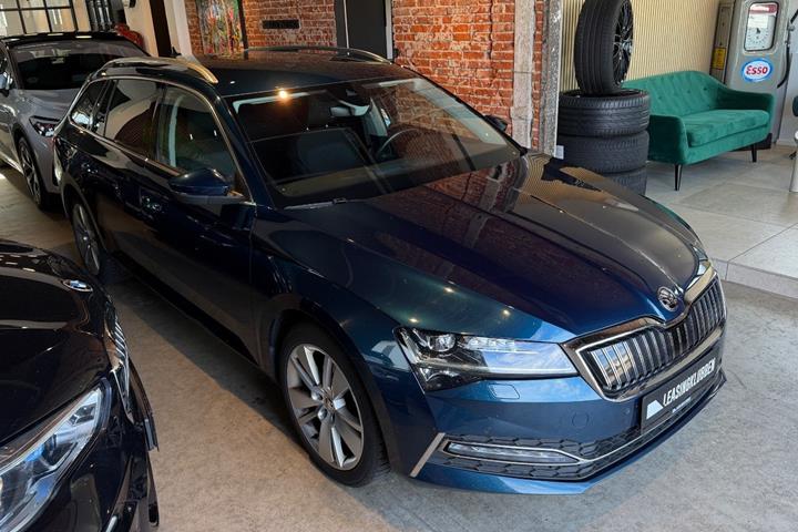 Grøn Skoda Superb fra 2020