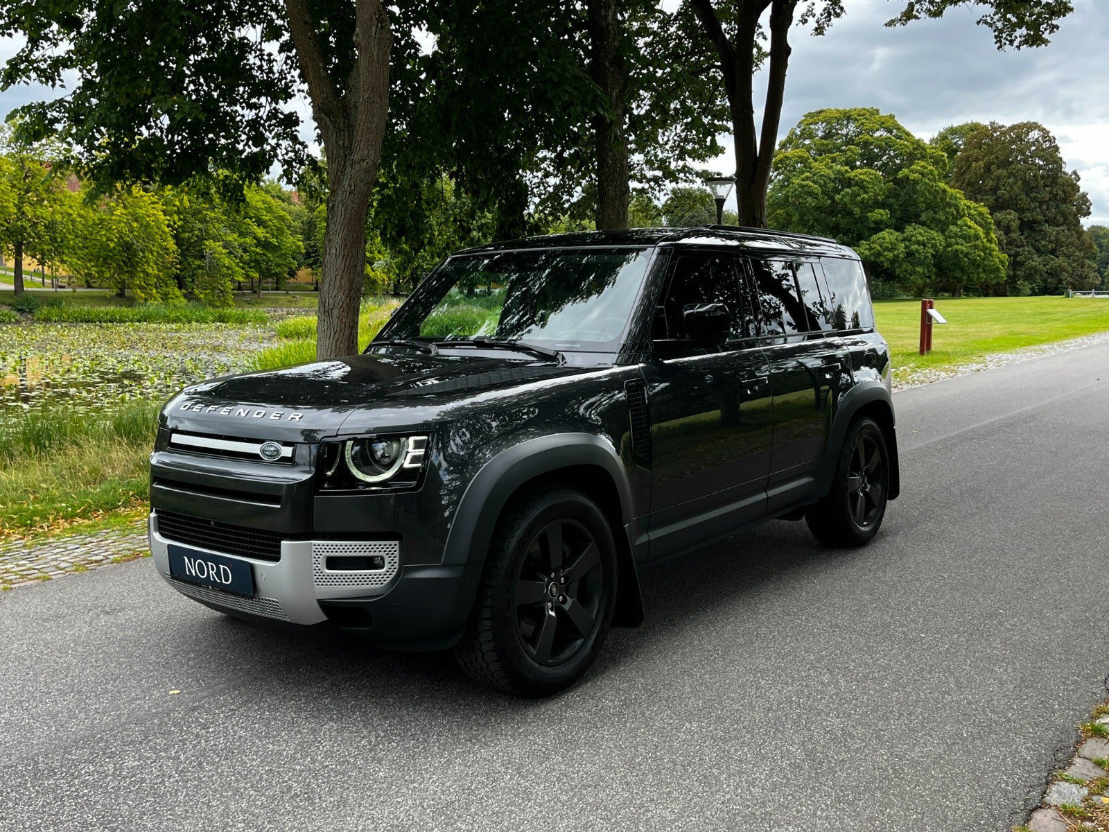 Grøn Land Rover Defender 110 fra 2021