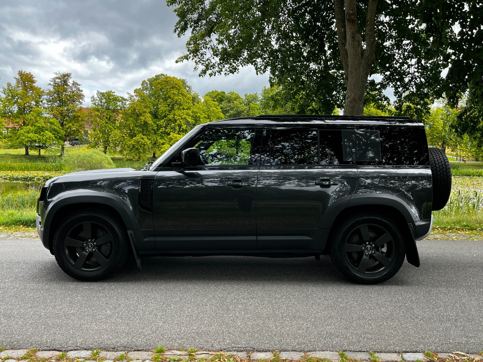 Grøn Land Rover Defender 110 fra 2021