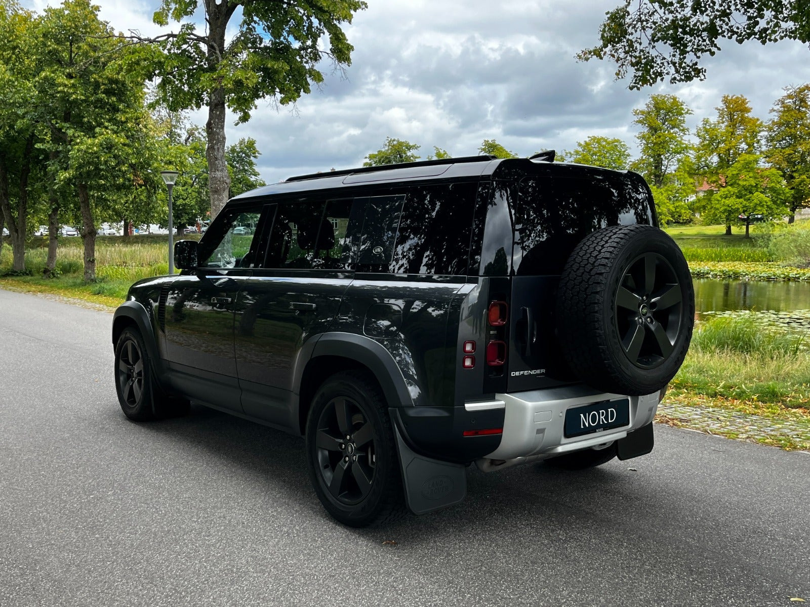 Grøn Land Rover Defender 110 fra 2021