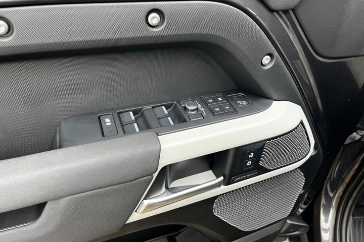 Grøn Land Rover Defender 110 fra 2021