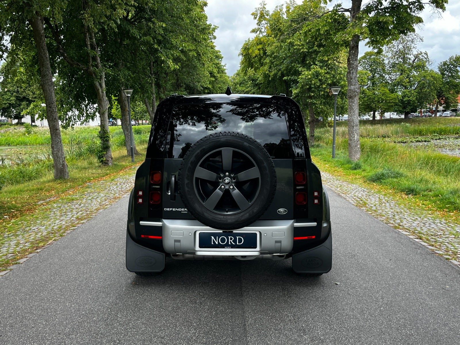 Grøn Land Rover Defender 110 fra 2021