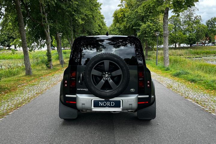 Grøn Land Rover Defender 110 fra 2021