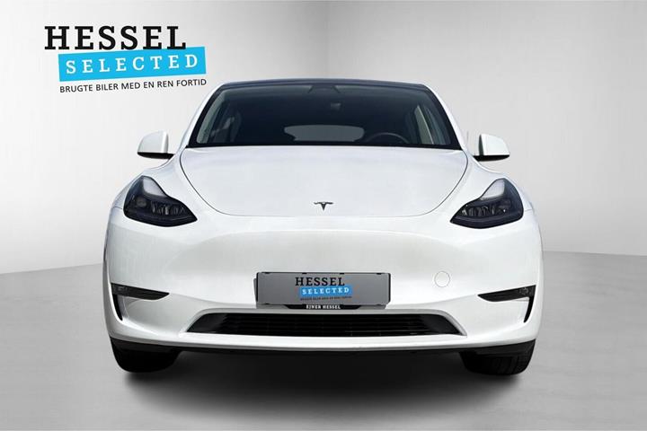 Hvid Tesla Model Y fra 2023