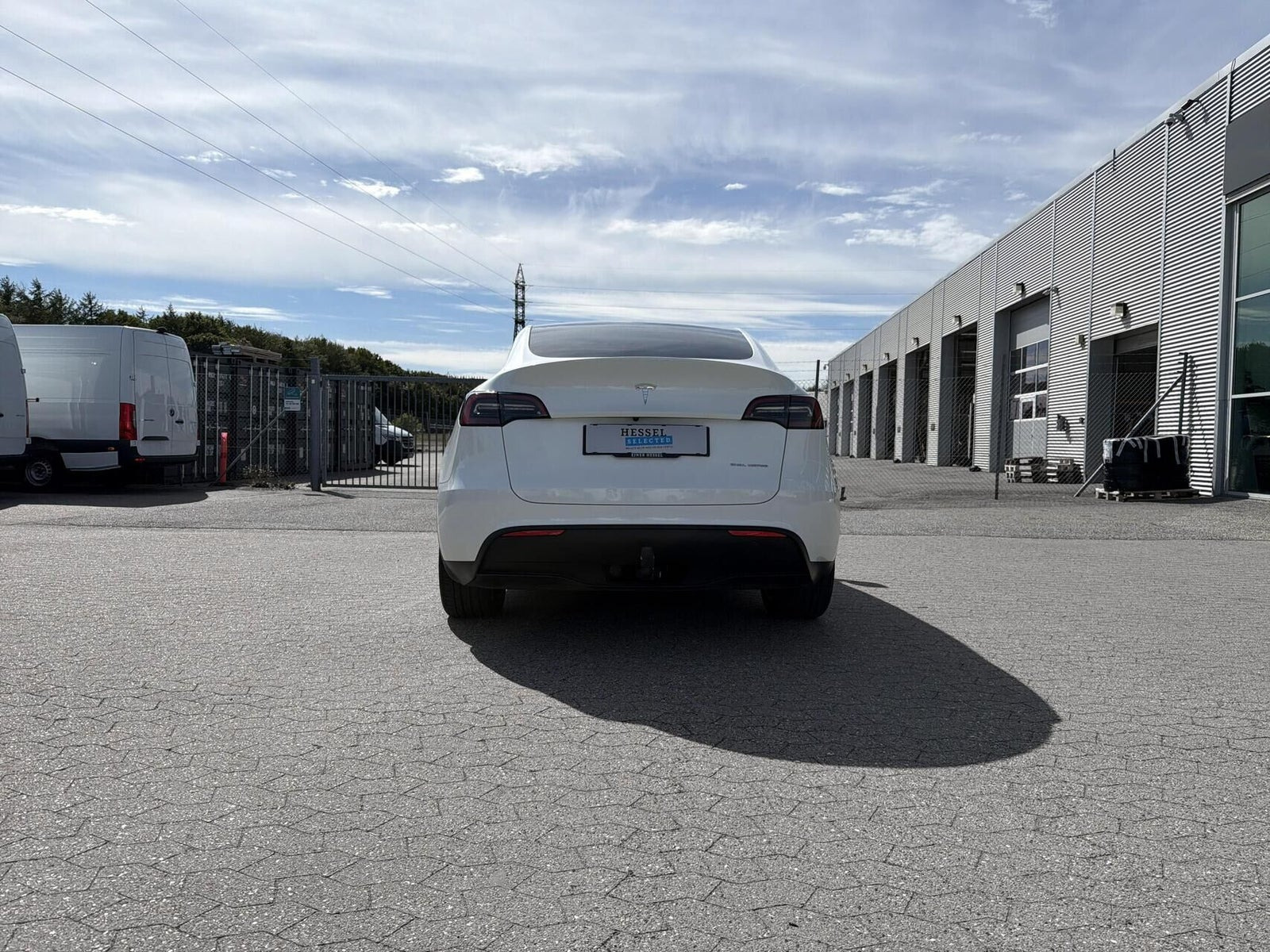 Hvid Tesla Model Y fra 2023