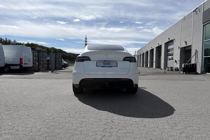 Hvid Tesla Model Y fra 2023