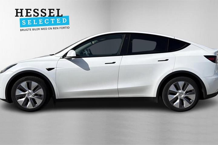 Hvid Tesla Model Y fra 2023