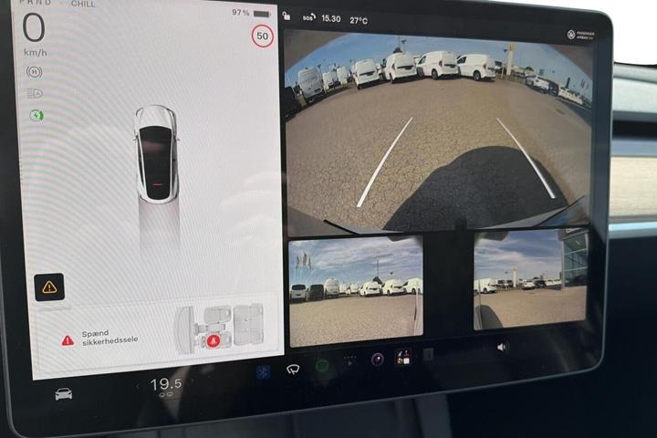 Hvid Tesla Model Y fra 2023