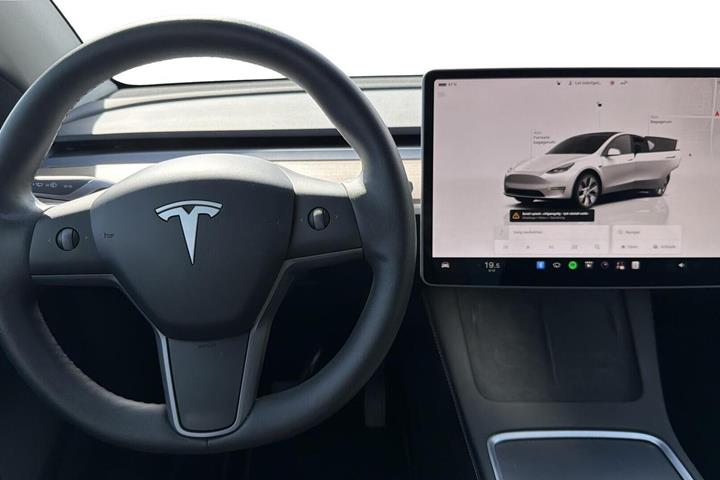 Hvid Tesla Model Y fra 2023