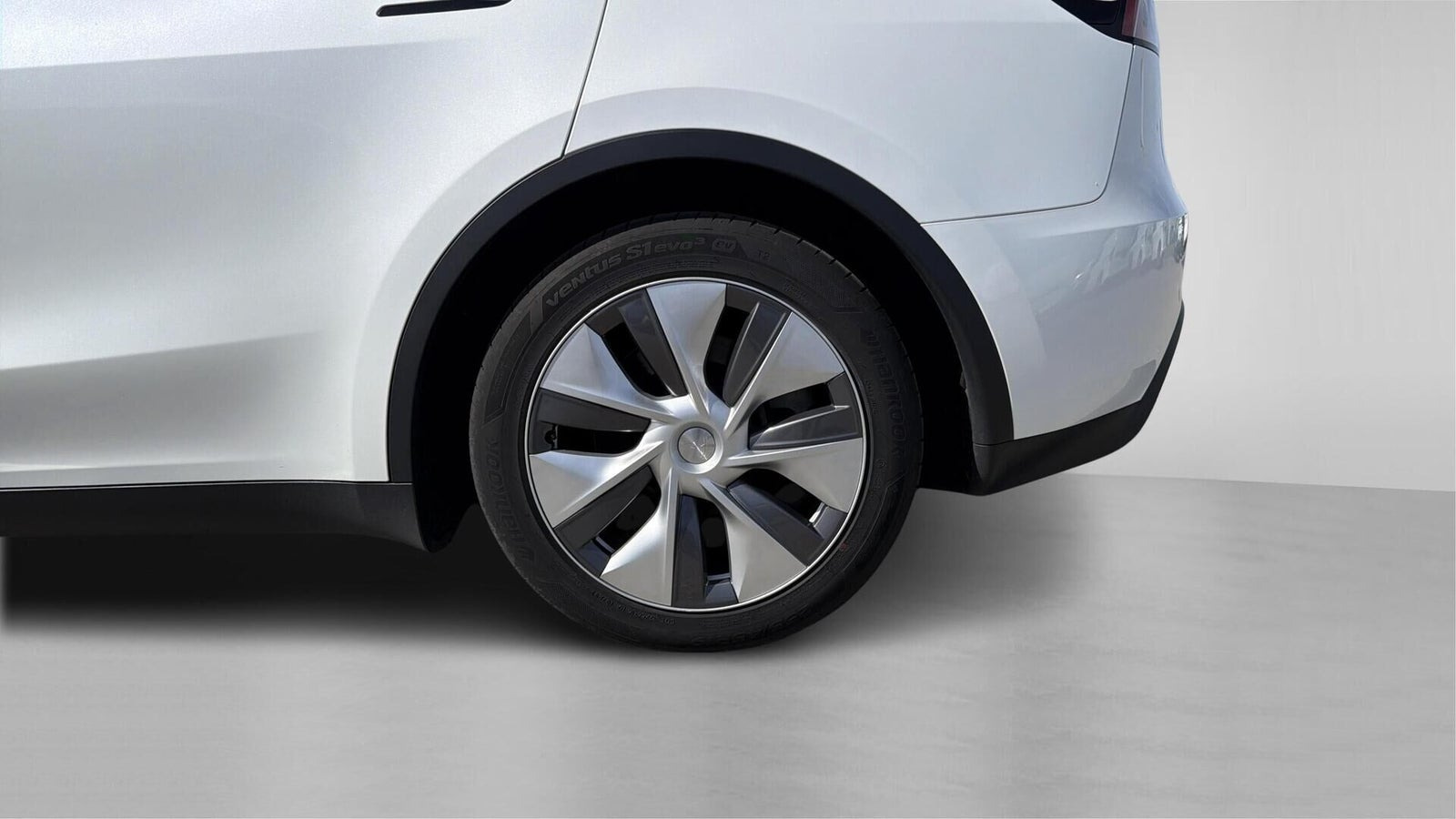 Hvid Tesla Model Y fra 2023