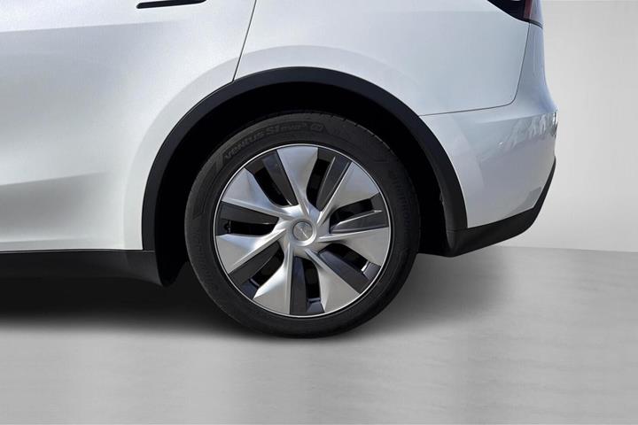 Hvid Tesla Model Y fra 2023