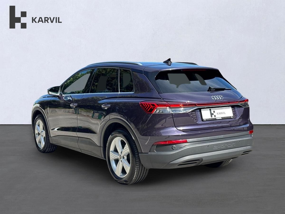 Blå Audi Q4 e-tron fra 2024