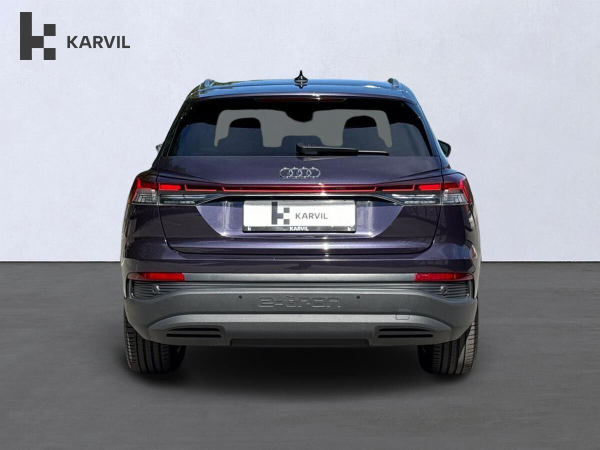 Blå Audi Q4 e-tron fra 2024