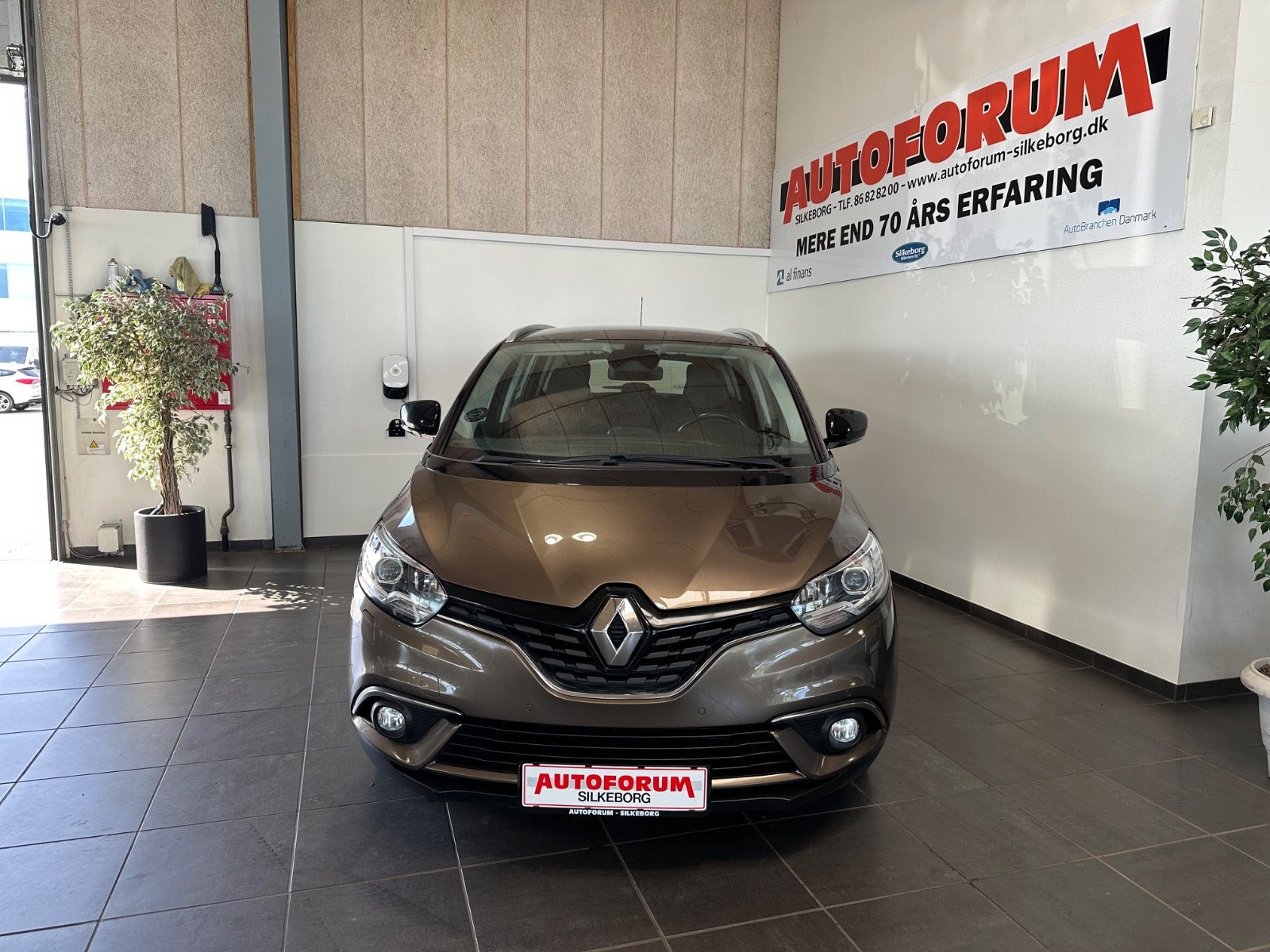 Brun Renault Grand Scenic IV fra 2017