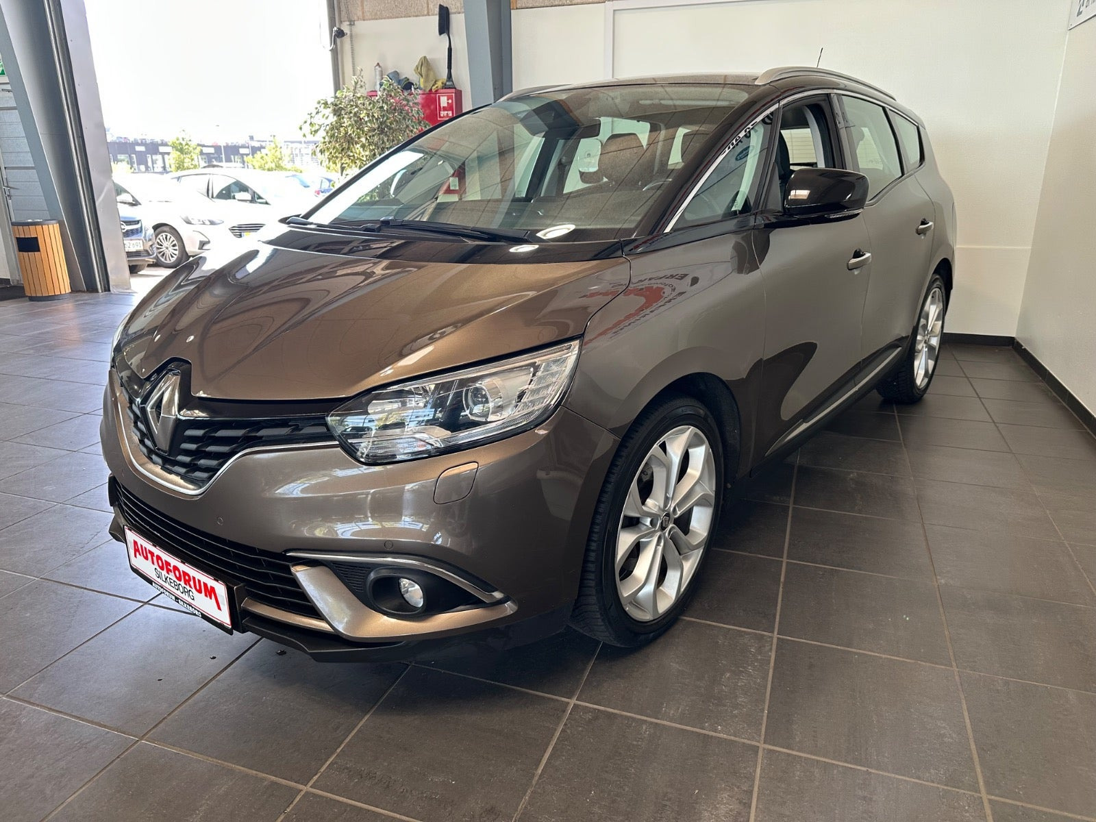 Brun Renault Grand Scenic IV fra 2017