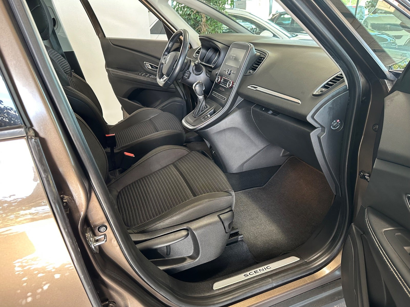 Brun Renault Grand Scenic IV fra 2017