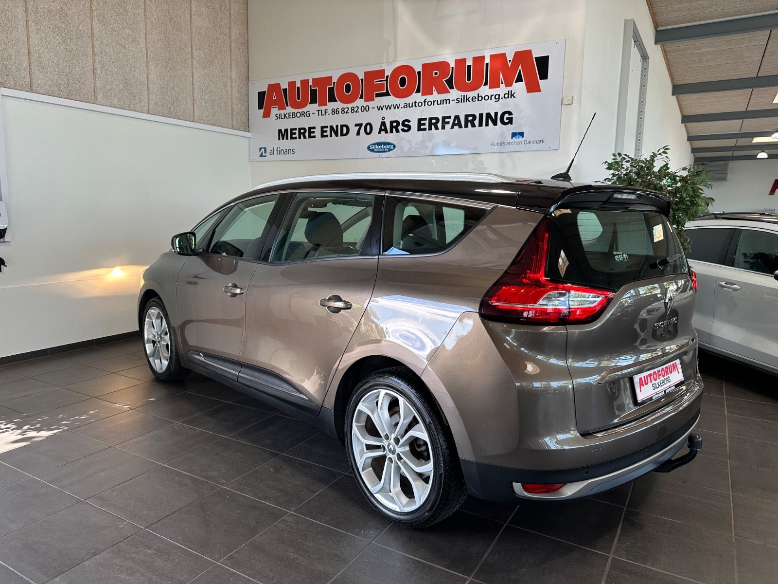 Brun Renault Grand Scenic IV fra 2017